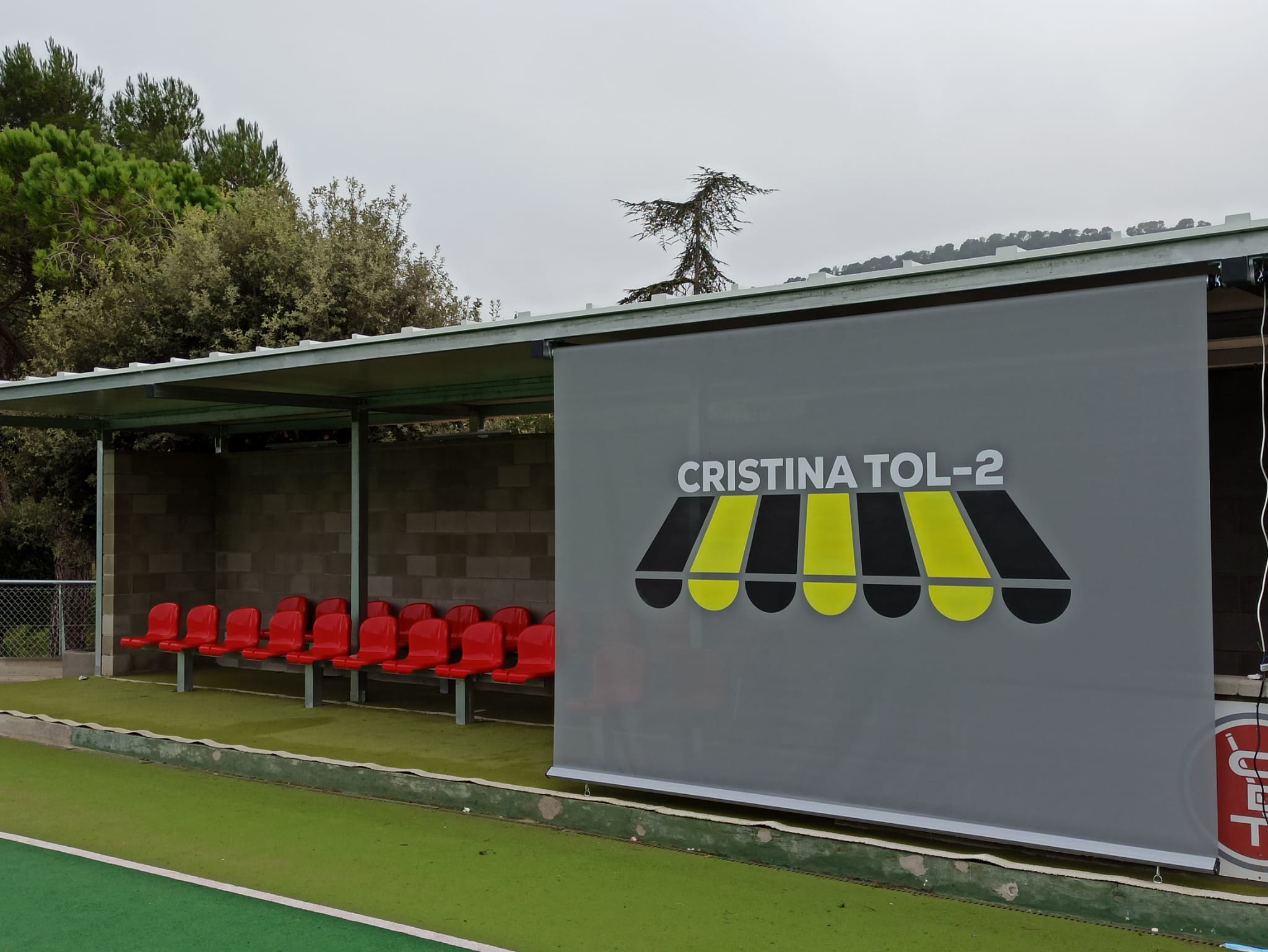Instal·lació de tendals verticals motoritzats al Centre Esportiu Terrassa Hoquei 2 Instal·lació de tendals verticals motoritzats al Centre Esportiu Terrassa Hoquei 2
