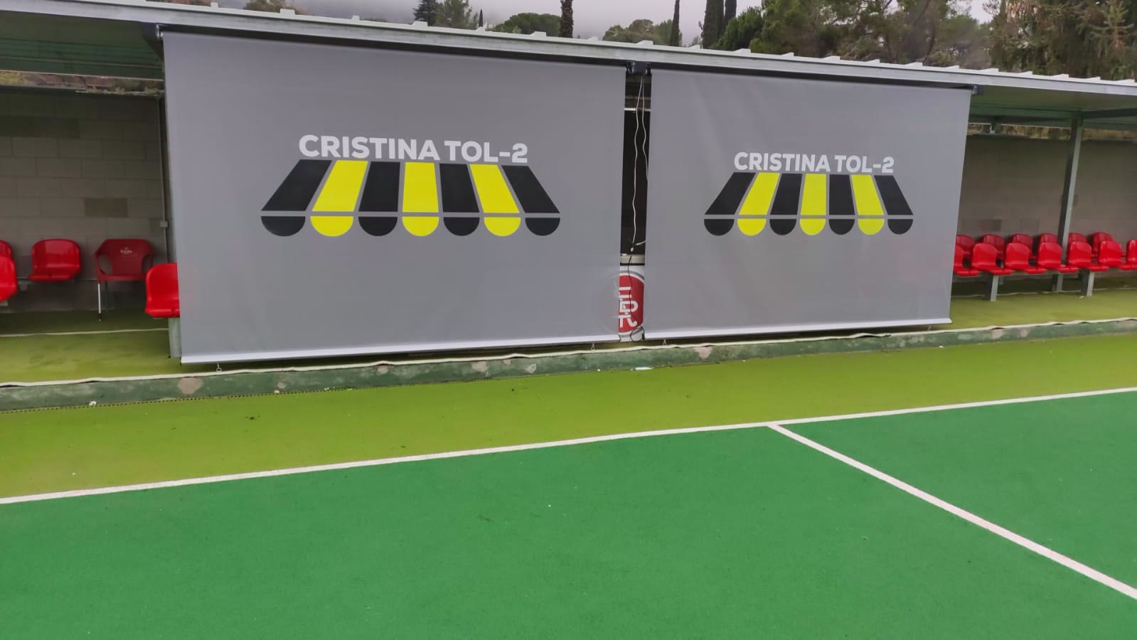 Instal·lació de tendals verticals motoritzats al Centre Esportiu Terrassa Hoquei 5 Instal·lació de tendals verticals motoritzats al Centre Esportiu Terrassa Hoquei 5